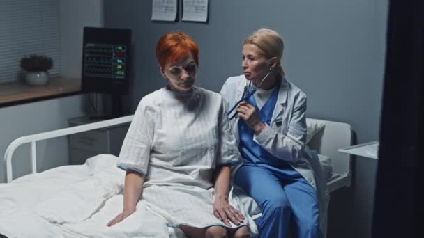 Medium Long Blonde Female Doctor Using Stethoscope Mature Caucasian Woman — Vídeo de Stock