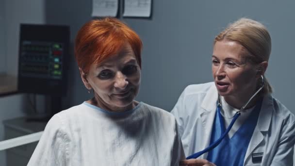 Klatka Piersiowa Blondynki Lekarz Pomocą Stetoskopu Dojrzałej Białej Kobiecie Siedzi — Wideo stockowe