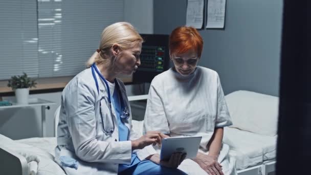 Orta Boylu Kızıl Saçlı Beyaz Bir Kadınla Hastane Yatağında Oturan — Stok video