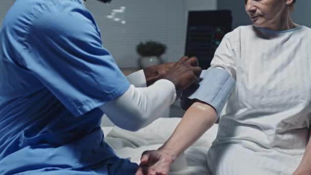 Kantel Neer Van Jonge Afro Amerikaanse Mannelijke Verpleegster Blauw Scrub — Stockvideo
