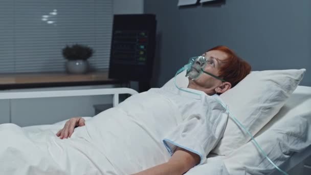 Side View Mature Redhead Caucasian Woman Wearing Oxygen Mask Lying — Video
