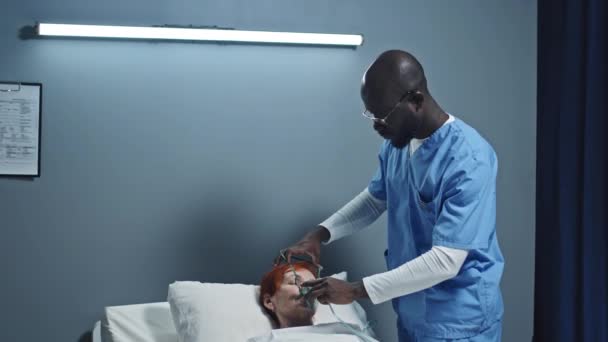 Orta Boylu Afro Amerikan Erkek Hemşire Hastane Yatağında Yatan Kızıl — Stok video