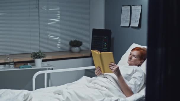 Medium Long Mature Short Haired Caucasian Woman Lying Bed Hospital — Video Stock
