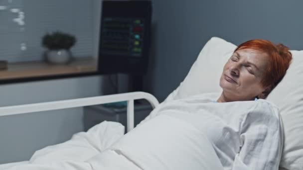 Mediano Madura Pelirroja Mujer Caucásica Durmiendo Cama Hospital Sonriendo — Vídeos de Stock