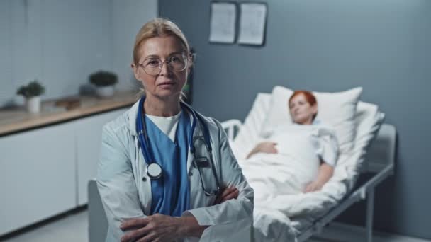 Portrait Blonde Mature Caucasian Female Doctor Medical Gown Standing Foreground — Stock Video