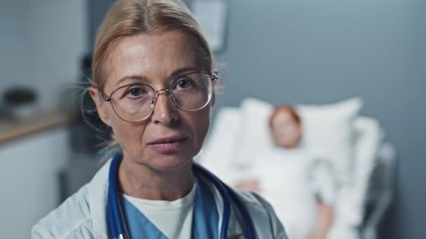 Close Portrait Blonde Mature Caucasian Female Doctor Medical Gown Standing — Video Stock