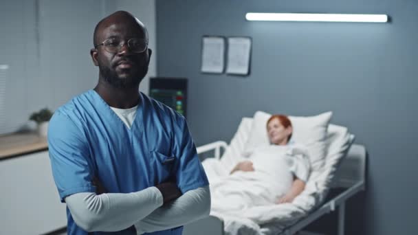 Портрет Молодого Афроамериканского Врача Очках Халатах Стоящего Переднем Плане Больничной — стоковое видео