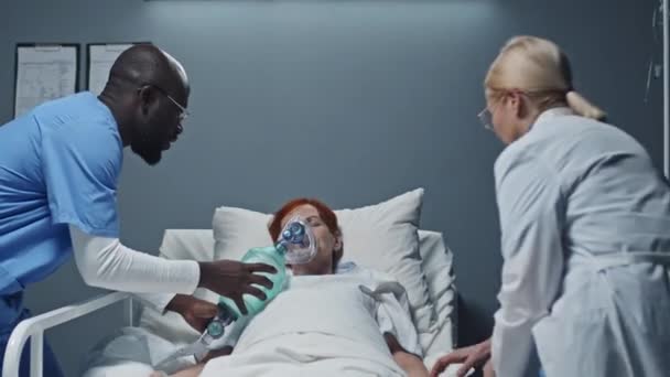 Запертая Сознания Рыжеволосая Взрослая Женщина Лежащая Больничной Койке Блондинка Белая — стоковое видео