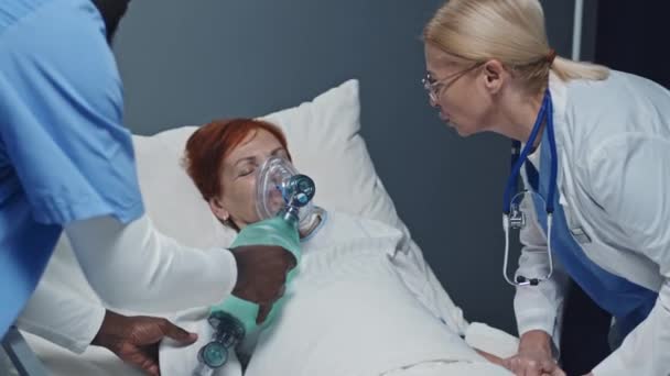 Рукоятка Рыжеволосой Зрелой Женщины Лежащей Больничной Койке Белокурая Белая Женщина — стоковое видео