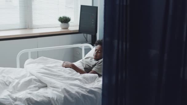 Εντοπισμός Αριστερά Του Μαύρου Αγοριού Σωλήνα Οξυγόνου Κοιμάται Στο Κρεβάτι — Αρχείο Βίντεο