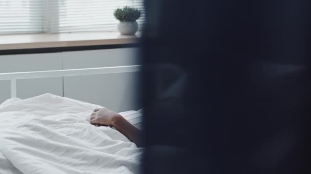 Medium Long African American Boy Oxygen Tube Sleeping Hospital Bed — Stok video