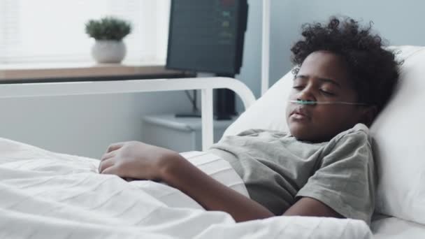 Medio Niño Afroamericano Con Tubo Oxígeno Nariz Durmiendo Cama Hospital — Vídeos de Stock