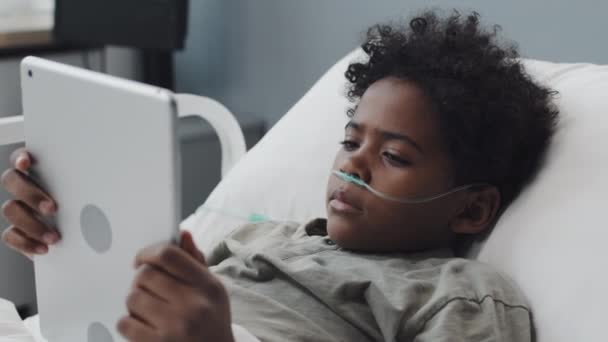 Peito Menino Afro Americano Com Tubo Oxigênio Usando Computador Tablet — Vídeo de Stock