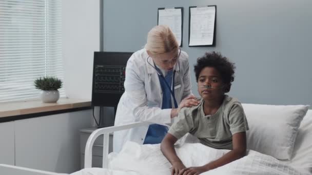 Medium Long Black Boy Oxygen Tube Sitting Bed Hospital Room — Stock videók