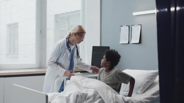 Locked Caucasian Female Pediatrician Medical Gown Walking Hospital Ward Giving — Stock videók
