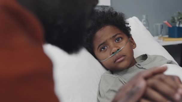 Levágott Apa Válla Fölött Kórházi Kórteremben Nappal Beszél Fogja Afroamerikai — Stock videók
