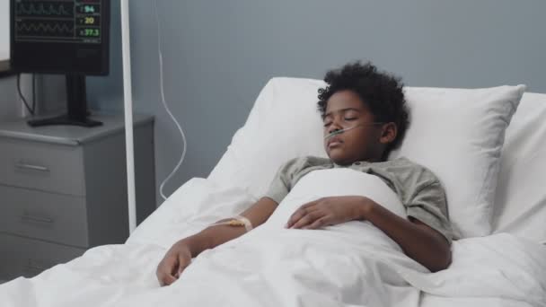 Medium Nine Year Old Unconscious African American Boy Lying Hospital — Vídeo de Stock