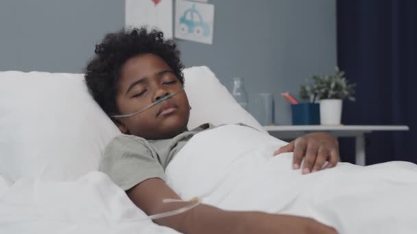 Baixo Ângulo Nove Anos Inconsciente Menino Negro Deitado Cama Hospital — Vídeo de Stock