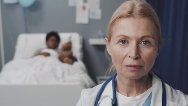 Shoulder Mature Blue Eyed Caucasian Female Doctor Wearing Medical Gown — Stock videók