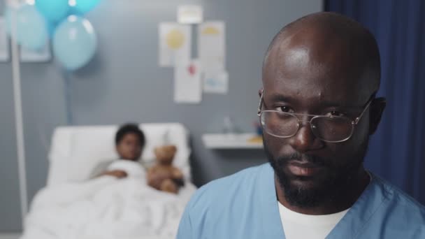 Shoulder Young African American Male Nurse Wearing Scrub Suit Eyeglasses — Video