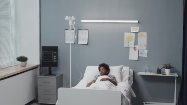 Tracking Nine Year Old Unconscious African American Boy Lying Hospital — Vídeos de Stock