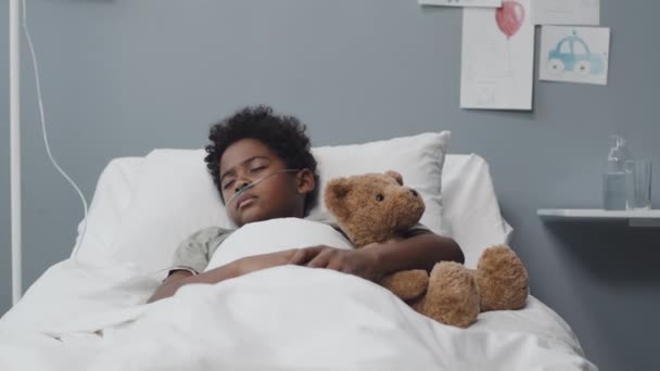Medium Adorable African American Boy Sleeping Stuffed Bear Hospital Bed — 图库视频影像
