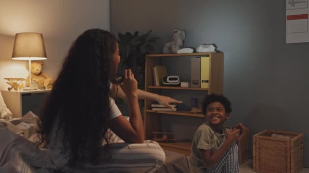 Orta Boylu Siyah Kız Oğlan Geceleri Yatak Odasında Oturuyor Elleriyle — Stok video