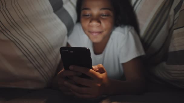Στήθος Αργή Κίνηση Του Χαριτωμένο Δώδεκα Year Old Μαύρο Κορίτσι — Αρχείο Βίντεο