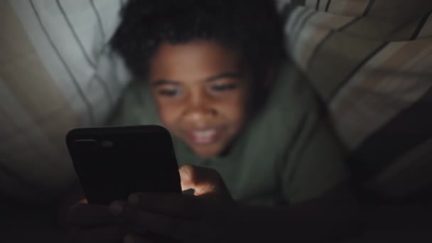 Chest Selektivní Zaměření Roztomilého Devítiletého Černocha Ležícího Posteli Přikrytý Dekou — Stock video