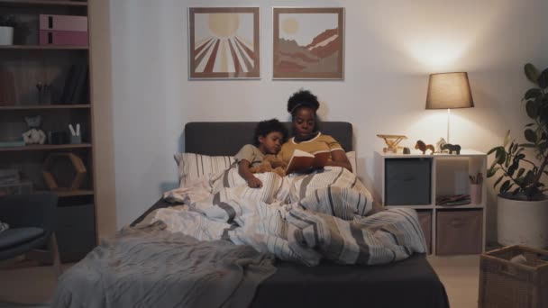 Wide Slow Motion Loving African American Aunt Reading Book Cute — Vídeo de Stock