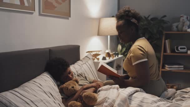 Zijaanzicht Van Jonge Moeder Zittend Rand Van Bed Boek Lezen — Stockvideo