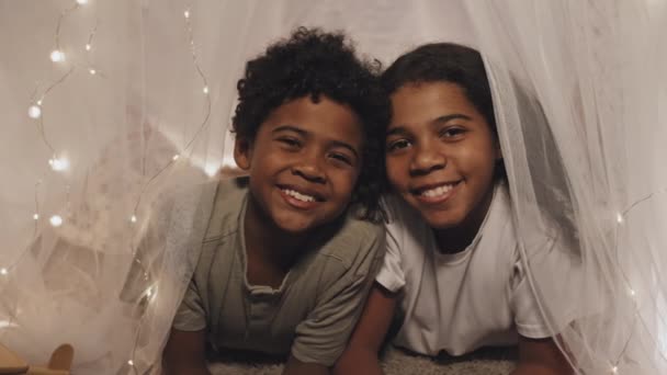 Truhla Portrét Roztomilé Afroamerické Bratr Sestra Ležící Osvětlené Věnec Pevnost — Stock video