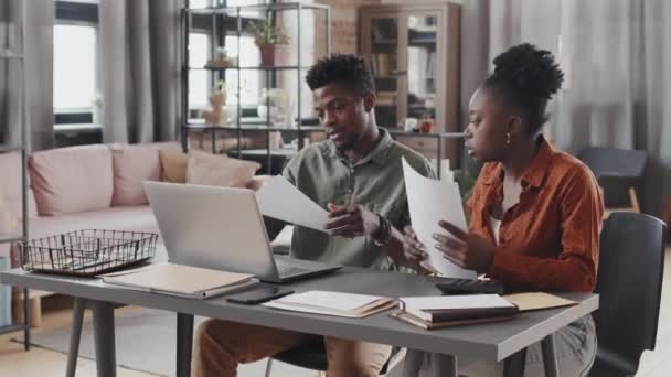 Medium Long Young Black Hetero Couple Sitting Desk Home Afternoon — Vídeos de Stock