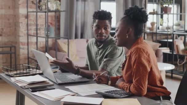 Waist Young African American Hetero Couple Sitting Desk Modern Apartment — Vídeos de Stock