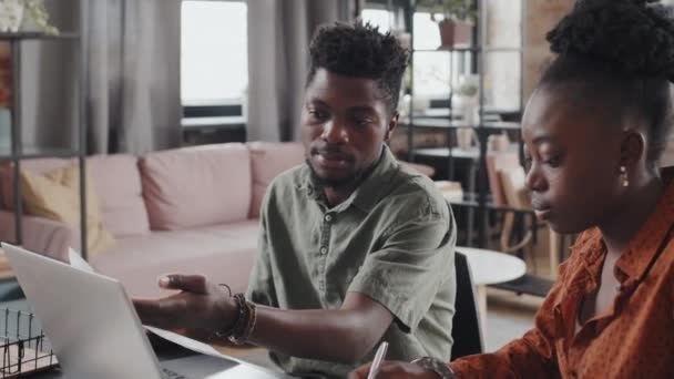 Slow Motion Tilting Young African American Hetero Couple Sitting Desk — Vídeos de Stock