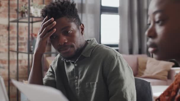 Genç Afrikalı Amerikalı Heteroseksüel Çift Öğleden Sonra Modern Dairede Masada — Stok video