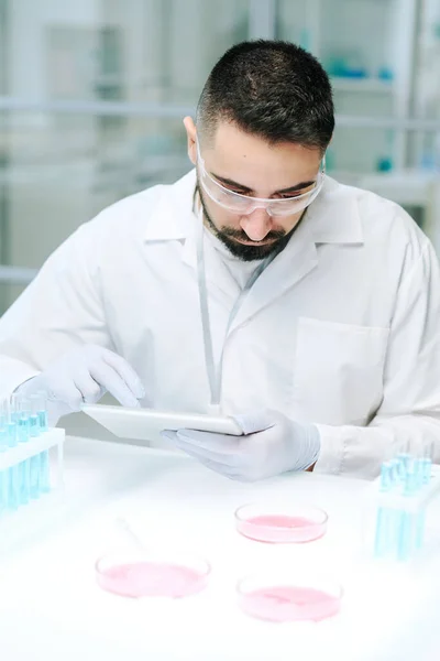 Scientifique Contemporain Biotechnologue Manteau Blanc Gants Lunettes Recherche Informations Ligne — Photo