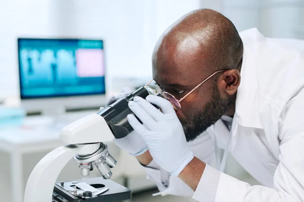 Jeune Homme Noir Sérieux Blanc Gants Travaillant Microscope Tout Faisant — Photo