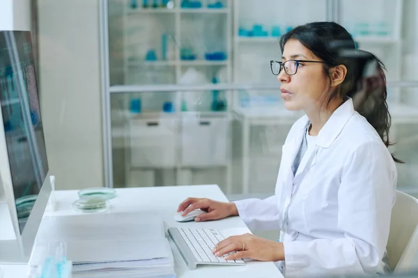Young Pretty Female Scientist Whitecoat Eyeglasses Using Computer Studying New — Foto de Stock