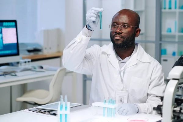 Jeune Chercheur Contemporain Expert Scientifique Examinant Substance Liquide Bleue Fiole — Photo