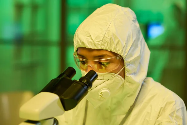 Contemporary Female Virologist Protective Coveralls Using Microscope Scientific Research Experiment — Foto de Stock