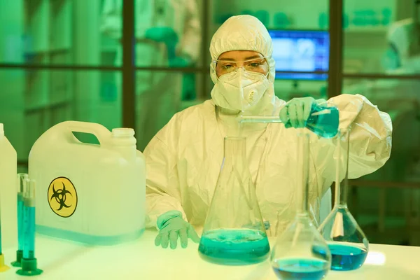 Jonge Hedendaagse Vrouwelijke Biotechnoloog Gieten Blauwe Vloeistof Grote Reageerbuis Terwijl — Stockfoto