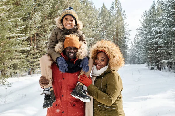 Cheerful Family Three Warm Winterwear Spending Day Winter Forest Park — Foto Stock