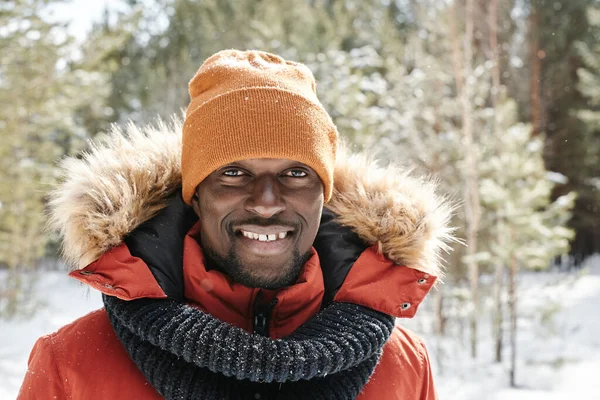 Young Smiling Black Man Winterwear Standing Park Frosty Winter Day — Foto Stock