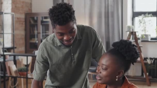 Moyen Jeune Femme Afro Américaine Assis Bureau Maison Dans Après — Video