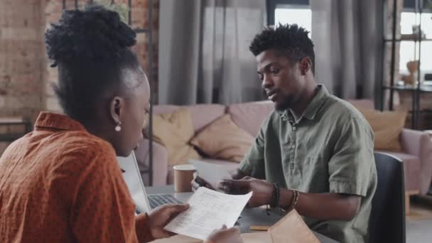 Cintura Joven Pareja Afroamericana Sentada Escritorio Casa Durante Día Conversando — Vídeo de stock