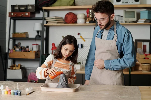 Father Daughter Aprons Protective Eyeglasses Pouring Orange Liquid Crater Volcano — Stockfoto