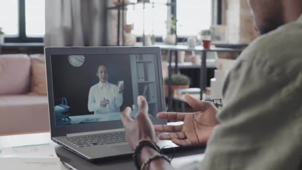 Güpegündüz Evdeki Masada Oturan Internetten Finansal Danışmanlık Alan Dizüstü Bilgisayarla — Stok video