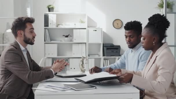 Genç Afrikalı Amerikalı Bir Çiftin Ofiste Otururken Gündüz Beyaz Bir — Stok video