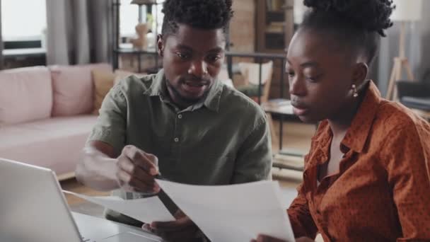 Genç Afro Amerikan Eşlerinin Günlük Giysiler Giyip Gündüzleri Masa Başında — Stok video